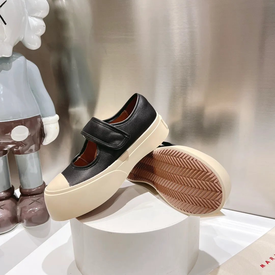 👟👟Ex-factory price 480👟👟 (exclusive top quality) Marni|Mary Jane big head doll shoes‼ ️Upgraded outsole, consistent lasting process with the original version, upgraded to the latest official original packaging‼ ️ Mani’s incomparable and versatile white shoes! I'm tired of the regular white shoes, so I bought a pair of different style thick-soled big-toe shoes. Paris International Fashion Week catwalk model, purchase-level version, all Internet celebrities wear it, Song Zuer, Zhao Lusi, Huo🔥 Show... [4.5cm increased sole] Not bulky, light and soft, comfortable on the feet! It feels very good on your feet and doesn't scratch your feet at all! Extremely comfortable! Daily travel! Wear whatever you like regardless of the occasion, no fear of any dress code, no pressure to dress! ✔Upper: imported cowhide fabric ✔Lining: lambskin lining ✔Outsole: exclusive original molded 1:1 rubber ➕T👟👟factory price U outsole! Floating beige is not completely white. Difference between market currencies We are different‼ ️ ✔𝐒𝐢𝐳𝐞: 35-40